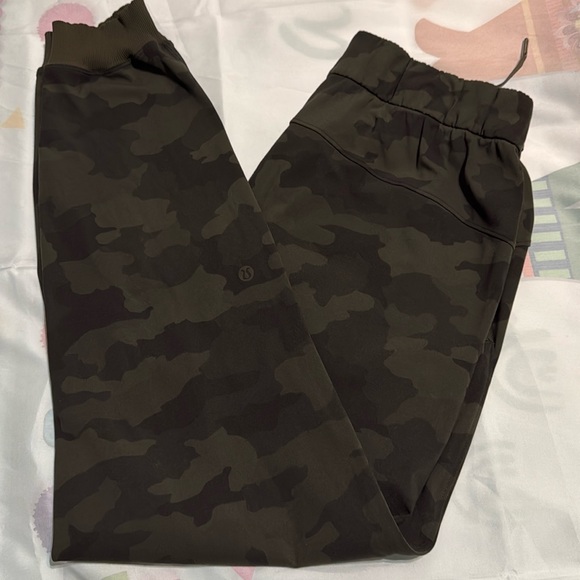 lululemon athletica Pants - Lululemon Athletica Olive Green Camo Jogger Pants Size 6 excellent condition